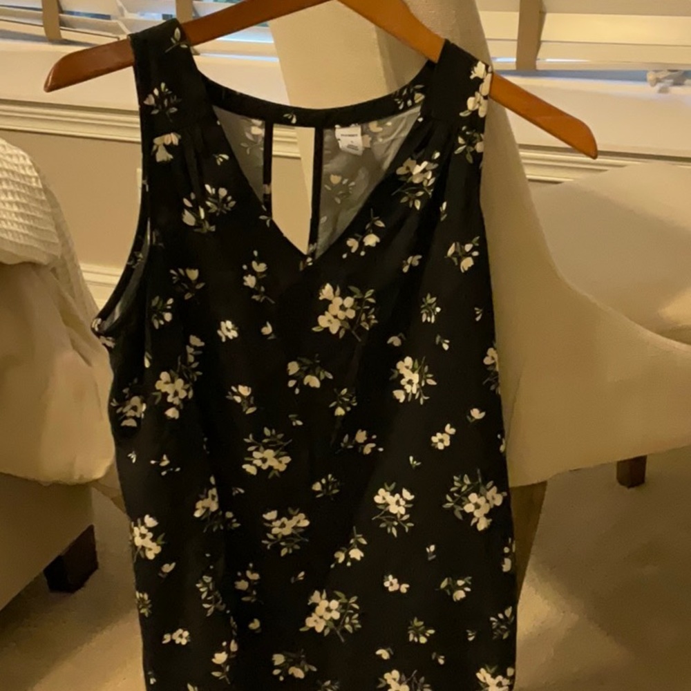 Women’s Old Navy  tank top with keyhole detail in back